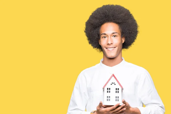 非洲青年美国男子与非洲头发举行的房子 一个幸福的脸站着 面带微笑 自信的微笑显示牙齿 — 图库照片