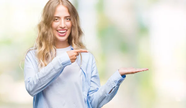 Bella Giovane Donna Bionda Sfondo Isolato Stupito Sorridente Alla Fotocamera — Foto Stock