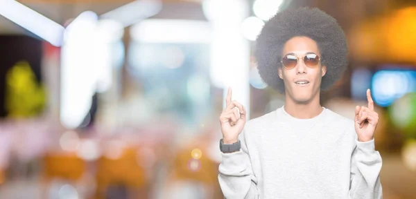Young African American Man Afro Hair Wearing Sunglasses Amazed Surprised — Stock Photo, Image
