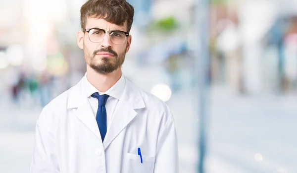 Giovane Scienziato Professionista Uomo Indossa Cappotto Bianco Sfondo Isolato Depresso — Foto Stock