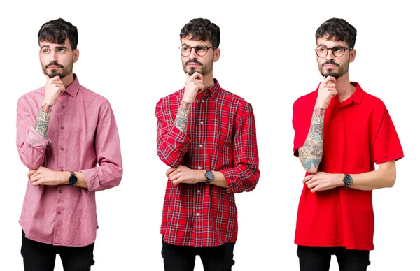 Kolaj genç adam izole arka plan üzerinde gözlük takan çene üzerinde soru, dalgın ifade düşünme çene üzerinde el ile. Düşünceli bir yüzle gülümsüyor. Şüphe kavramı.