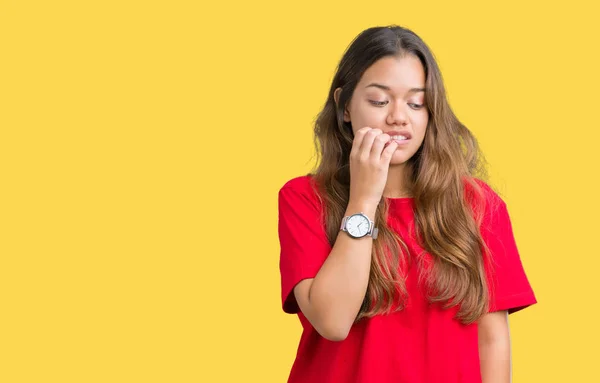 Joven Hermosa Morena Vistiendo Camiseta Roja Sobre Fondo Aislado Buscando —  Fotos de Stock