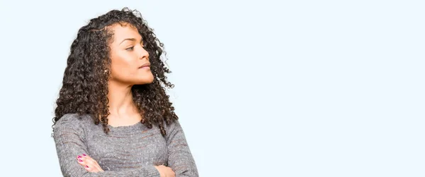 Jovem Mulher Bonita Com Cabelo Encaracolado Vestindo Camisola Cinza Sorrindo — Fotografia de Stock