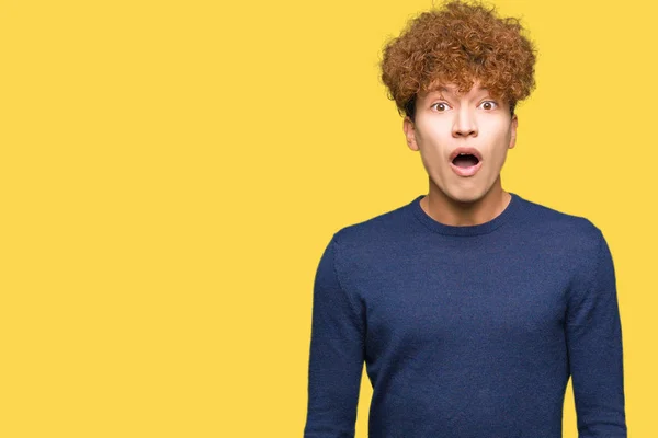 Jovem Homem Bonito Com Cabelo Afro Com Medo Chocado Com — Fotografia de Stock