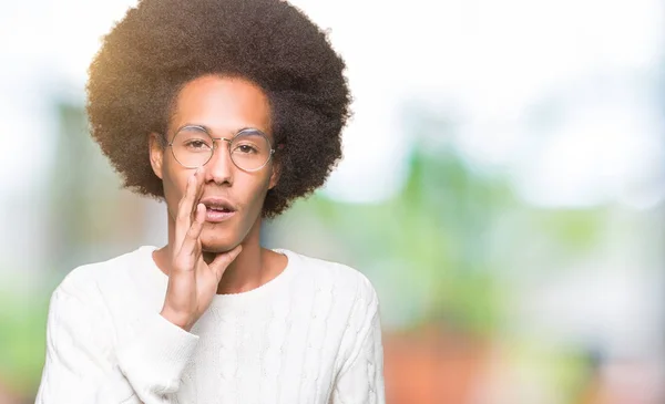 悪意のある話の会話をささやく秘密の噂を言って口にメガネに手を着てアフロの髪の若いアフリカ系アメリカ人 — ストック写真