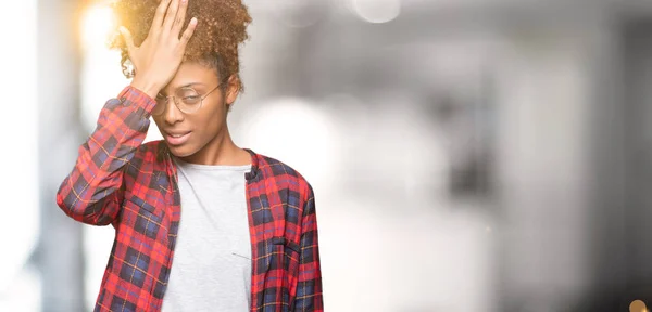 Linda Jovem Afro Americana Usando Óculos Sobre Fundo Isolado Surpreso — Fotografia de Stock