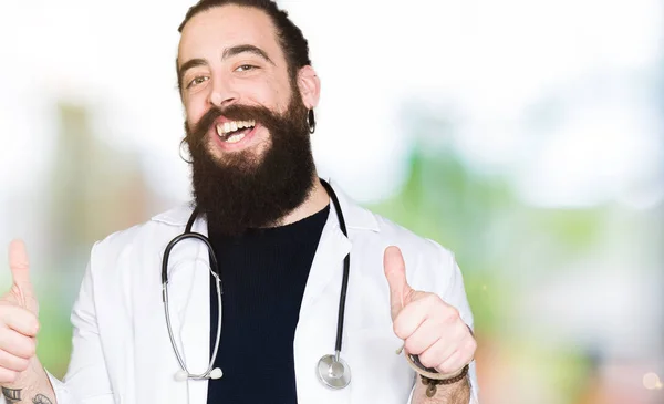 Tıbbi Ceket Stetoskop Başarı Işareti Giyen Uzun Saçlı Doktor Ile — Stok fotoğraf