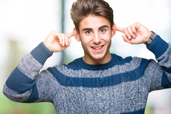 Joven Hombre Guapo Sobre Fondo Aislado Sonriendo Tirando Las Orejas —  Fotos de Stock