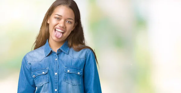 Mulher Morena Bonita Nova Vestindo Camisa Jeans Azul Sobre Fundo — Fotografia de Stock