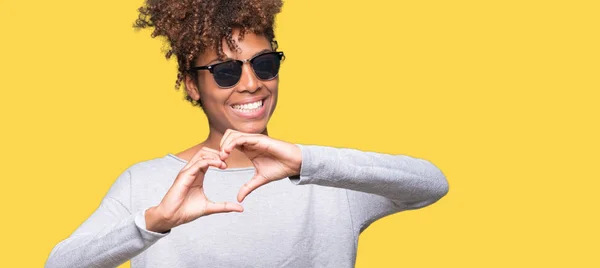 Beautiful Young African American Woman Wearing Sunglasses Isolated Background Smiling — Stock Photo, Image