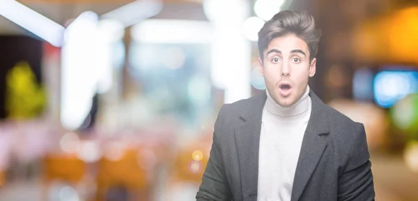 Joven Hombre Elegante Con Abrigo Invierno Sobre Fondo Aislado Asustado —  Fotos de Stock