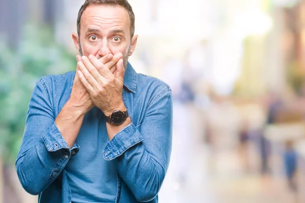 Orta yaş üzerinde izole arka plan ağız hata için elleriyle kapsayan şok ağarmış komuta sizde. Gizli kavramı.