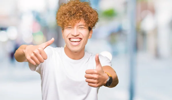 Joven Hombre Guapo Con Pelo Afro Que Lleva Una Camiseta — Foto de Stock