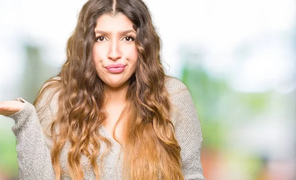 Jovem Mulher Bonita Vestindo Vestido Inverno Sem Noção Expressão Confusa — Fotografia de Stock