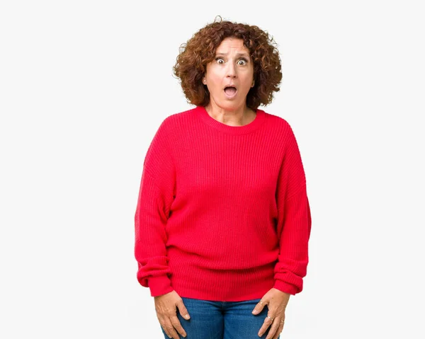 Schöne Seniorin Mittleren Alters Roten Winterpullover Über Isoliertem Hintergrund Angst — Stockfoto