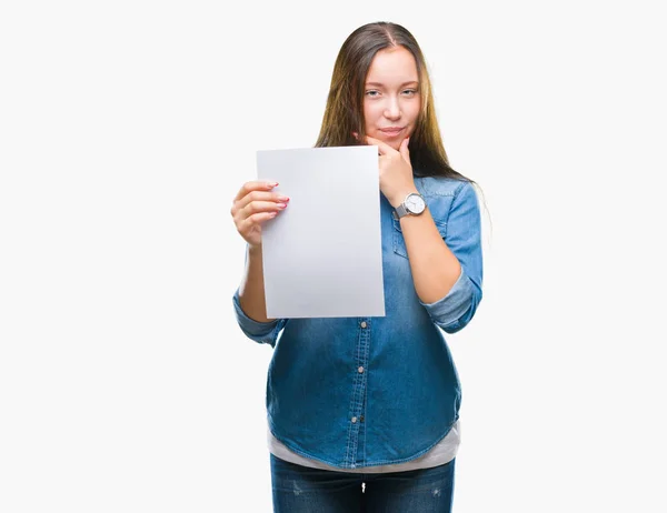 Mulher Caucasiana Jovem Segurando Folha Papel Branco Sobre Fundo Isolado — Fotografia de Stock