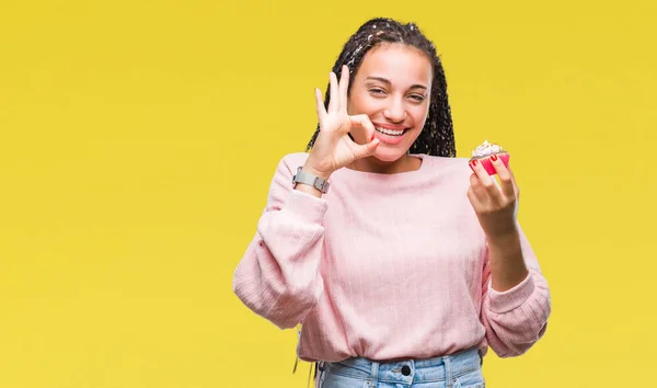 Junge Afrikanisch Amerikanische Mädchen Essen Cupcake Über Isolierten Hintergrund Tun — Stockfoto