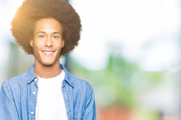 Jonge Afro Amerikaanse Man Met Afro Haar Smiling Met Handen — Stockfoto