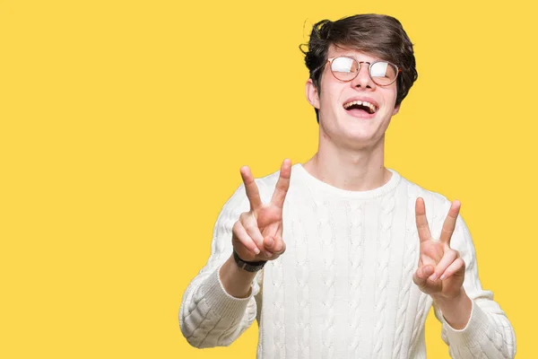 Joven Hombre Guapo Con Gafas Sobre Fondo Aislado Sonriendo Mirando — Foto de Stock