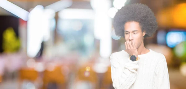 Νεαρός Αφρικανική Αμερικανική Άνθρωπος Αφρο Μαλλιά Φορώντας Χειμώνα Πουλόβερ Ψάχνει — Φωτογραφία Αρχείου