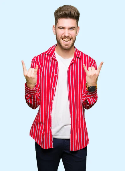 Junger Gutaussehender Mann Rotem Hemd Mit Verrücktem Gesichtsausdruck Der Rocksymbol — Stockfoto