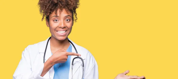 Joven Africana Americana Médico Mujer Sobre Aislado Fondo Asombrado Sonriendo — Foto de Stock