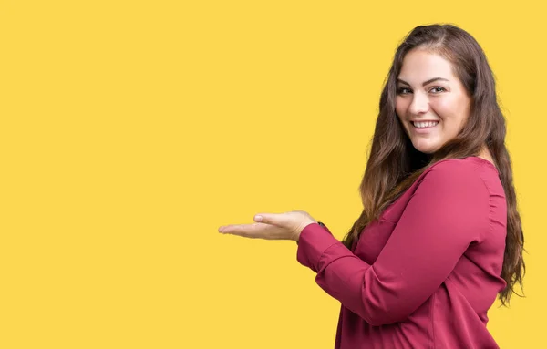 Hermosa Mujer Joven Tamaño Grande Sobre Fondo Aislado Señalando Lado — Foto de Stock