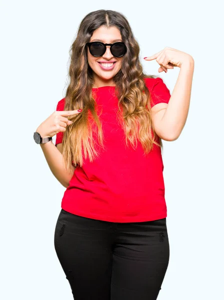 Ung Vacker Kvinna Klädd Röd Shirt Och Solglasögon Ser Självsäker — Stockfoto