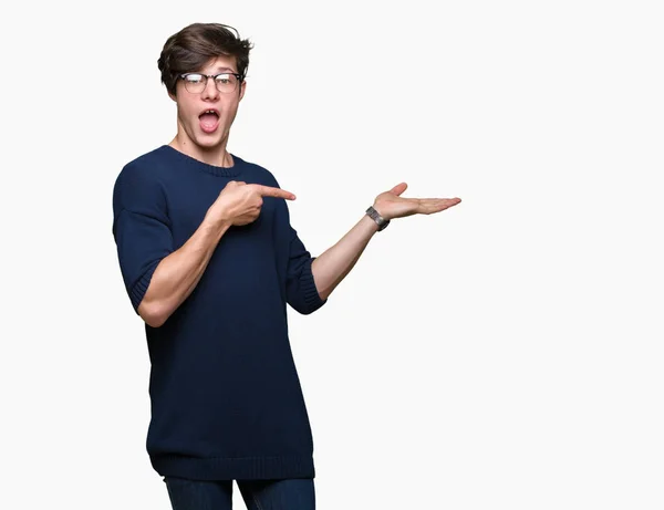 Joven Hombre Guapo Con Gafas Sobre Fondo Aislado Sorprendido Sonriendo — Foto de Stock