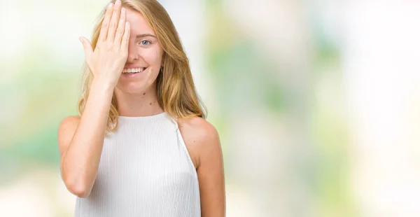 Hermosa Mujer Joven Elegante Sobre Fondo Aislado Que Cubre Ojo —  Fotos de Stock