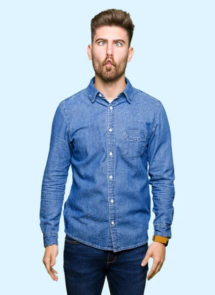 Ung Snygg Blond Man Bär Casual Denim Skjorta Gör Fisk — Stockfoto