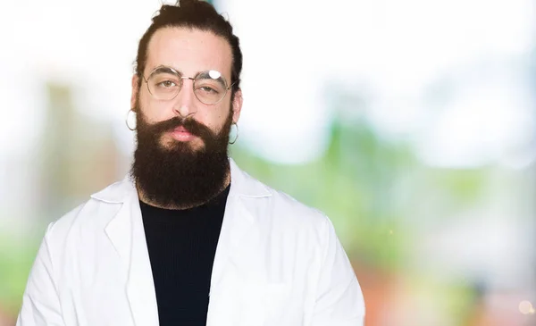 Médico Terapeuta Homem Com Cabelos Longos Urso Vestindo Casaco Branco — Fotografia de Stock