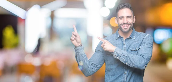 Joven Hombre Guapo Sobre Fondo Aislado Sonriendo Mirando Cámara Apuntando —  Fotos de Stock