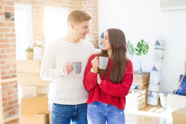 아름다운 젊은 부부는 커피 한 잔을 마시는 사랑에 미소 — 스톡 사진