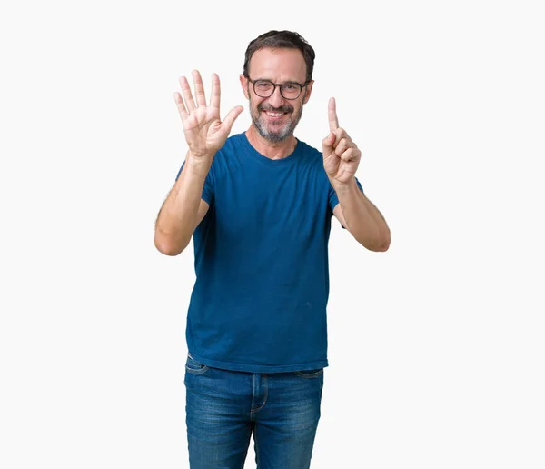 英俊的中年男子戴眼镜在孤立的背景显示和手指第六 同时微笑着自信和快乐 — 图库照片