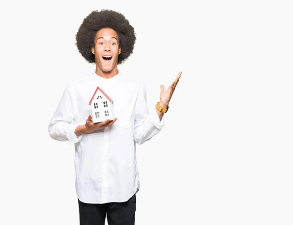 Молодий Афроамериканець Людиною Афро Волосся Проведення Будинку Дуже Щасливий Схвильований — стокове фото