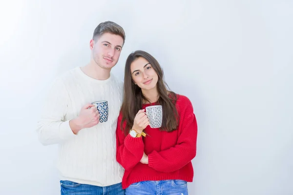 Casal Jovem Bonito Sobre Fundo Isolado Branco Bebendo Uma Xícara — Fotografia de Stock