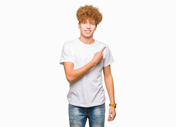 Joven Hombre Guapo Con Pelo Afro Usando Casual Camiseta Blanca — Foto de Stock