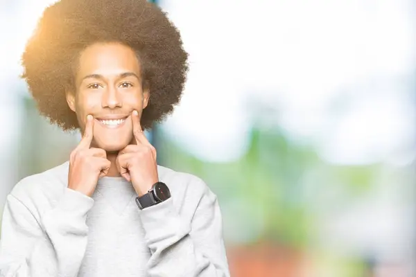 Jonge Afro Amerikaanse Man Met Afro Haar Dragen Van Sportieve — Stockfoto