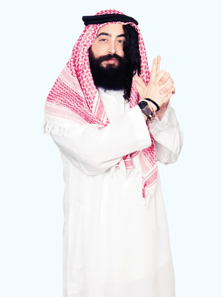 Арабский Бизнесмен Длинными Волосами Носит Традиционный Шарф Кеффийе Держит Руках — стоковое фото
