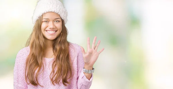 Ung Vacker Brunett Kvinna Bär Tröja Och Vintermössa Över Isolerade — Stockfoto