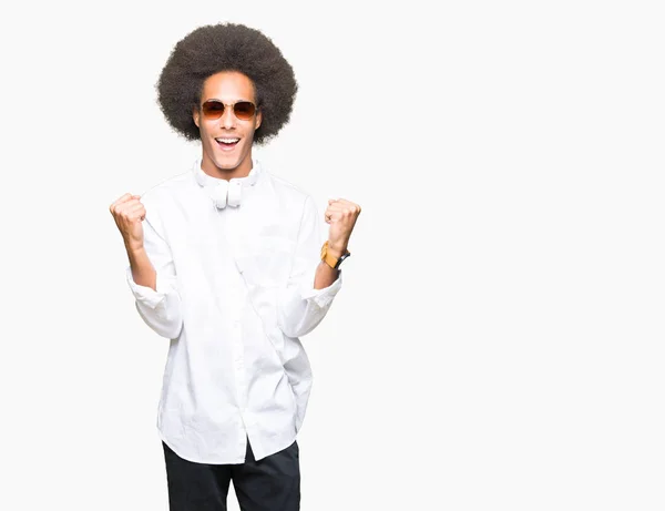 Giovane Uomo Afro Americano Con Capelli Afro Indossando Occhiali Sole — Foto Stock