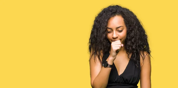 Joven Hermosa Chica Con Pelo Rizado Con Falda Moda Sensación — Foto de Stock