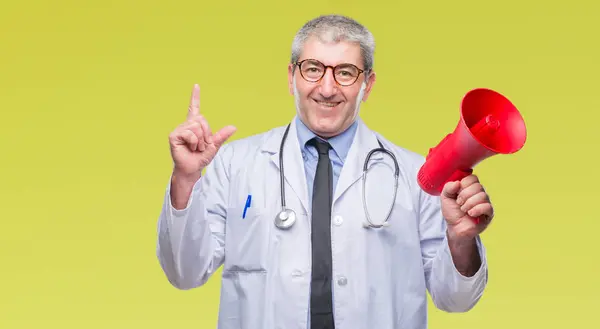 Bonito Médico Sênior Homem Gritando Através Megafone Sobre Fundo Isolado — Fotografia de Stock