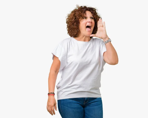Schöne Seniorin Mittleren Alters Weißem Shirt Vor Isoliertem Hintergrund Schreiend — Stockfoto