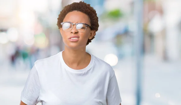 Linda Jovem Afro Americana Vestindo Óculos Sobre Fundo Isolado Com — Fotografia de Stock