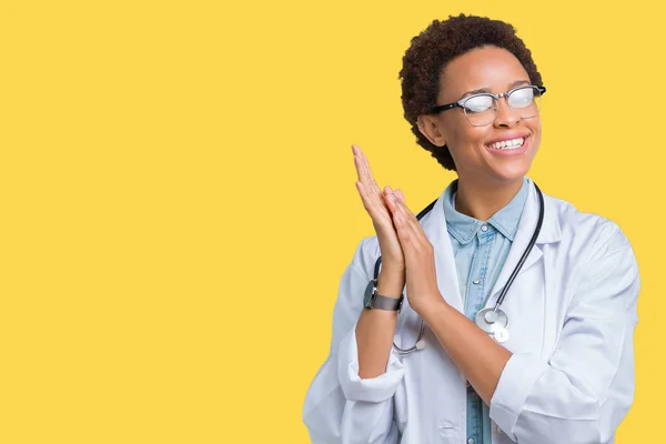 Joven Doctora Afroamericana Con Abrigo Médico Sobre Fondo Aislado Aplaudiendo — Foto de Stock