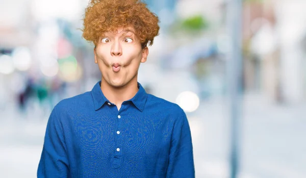 Homem Elegante Bonito Jovem Com Cabelo Afro Fazendo Cara Peixe — Fotografia de Stock