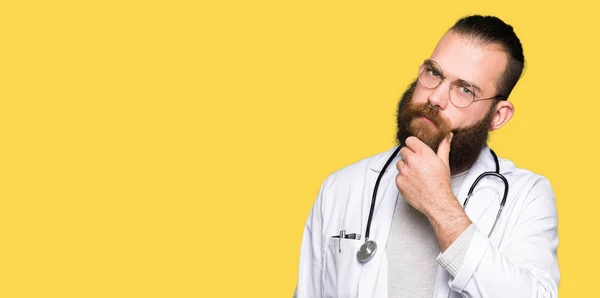 Ung Blond Doctor Man Med Skägg Bär Medicinsk Kappa Med — Stockfoto