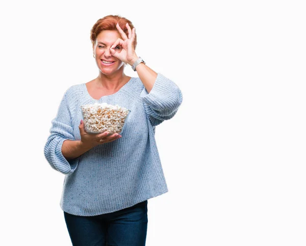 Attractief Senior Kaukasische Roodharige Vrouw Popcorn Eten Geïsoleerde Achtergrond Met — Stockfoto